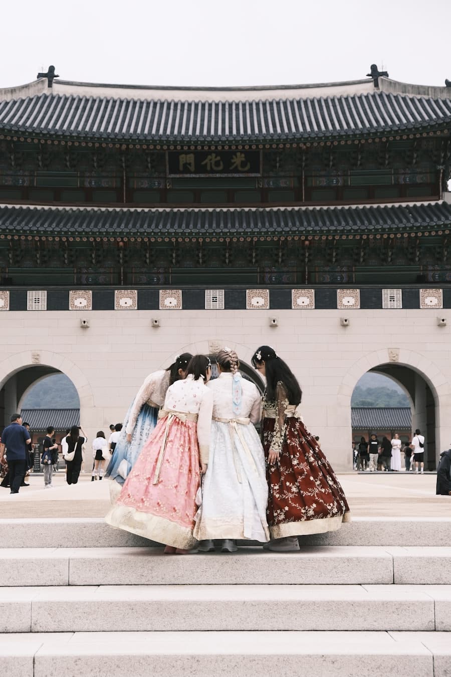 Women in traditional hanbok before the gate of Gyeongbokgung Palace.